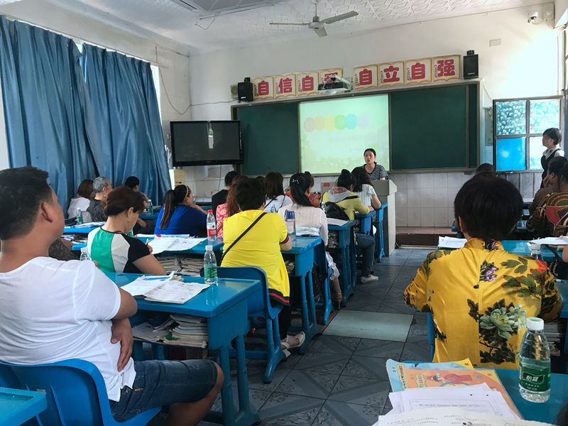 1525680657134763.jpg 数学张老师与五年级家长交流 (2).JPG