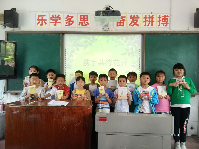 1525680683566700.jpg 小三班家长会上发奖 (1).JPG